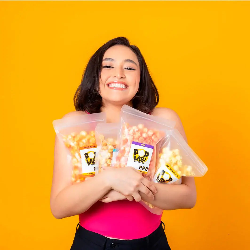 Diferentes palomitas Pop Lab con mujer sonriendo