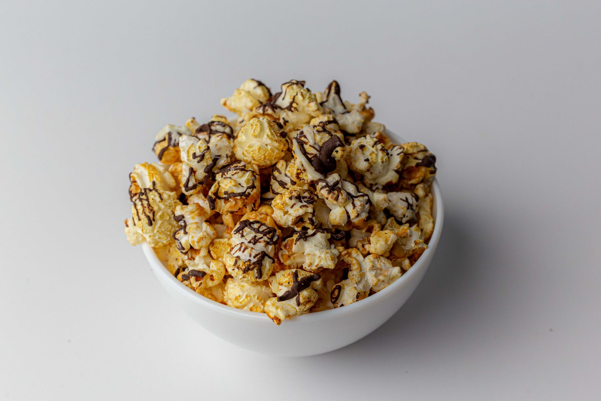 Palomitas Pop Lab! Salty Chocolate Drizzle en un plato